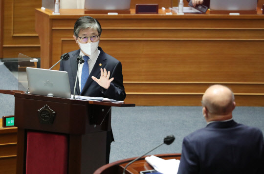 변창흠 국토교통부 장관. 사진은 지난 5일 국회에서 열린 경제분야 대정부 질문에 출석, 김희국 국민의힘 의원의 주택공급 정책에 대한 질의에 답하는 모습. 연합뉴스.